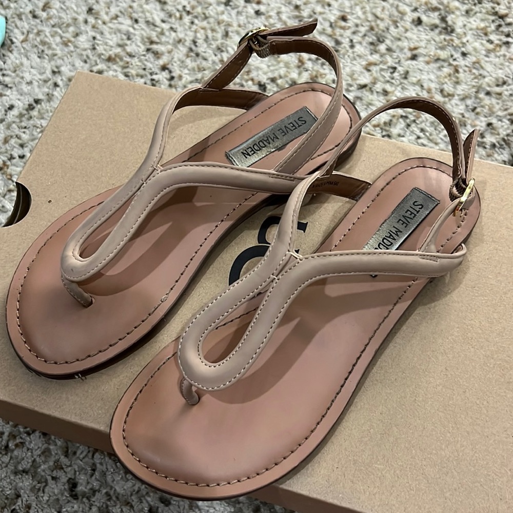 In great condition. Super cute for spring and summer.